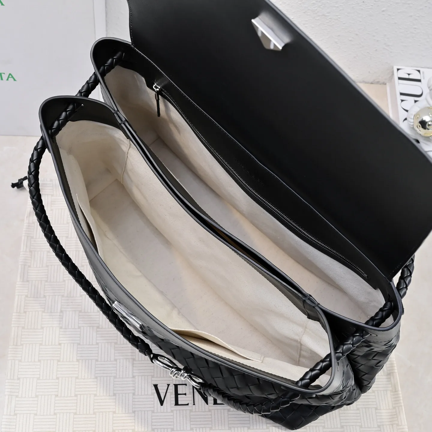 Batch 2960 BOTTEGA VENETA 2025 new men's ANDIAMO backpack Bottega Veneta's main recommendation is undoubtedly Andiamo. The first new favorite of 2025 is a men's splayed buckle bag. It can be seen that the designer has used many small ideas. The detachable cross-body strap is very convenient for elite office workers to carry their work diary. Reduce the burden on your hands when carrying office supplies. The interior is divided into two large compartments and a small zippered compartment. Unlike the women's model, the compartments here are not detachable. The fixed large single layer also makes it easier to pack lightly when going out to work and avoids the accumulation of too many small items. Style number: 5969 Size: 43*32*20cm